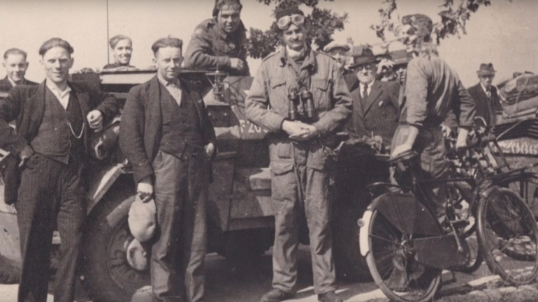 Met dorpsgenoten fietste Jan Maas (man met fiets) de bevrijders tegemoet  